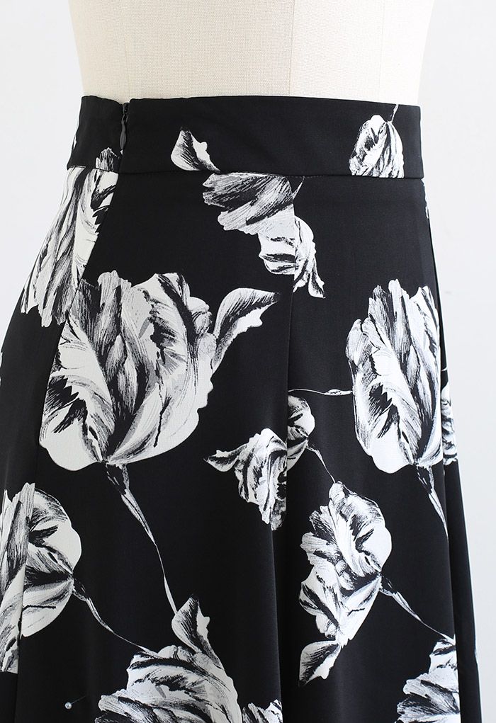 Jupe mi-longue évasée à coutures florales en noir