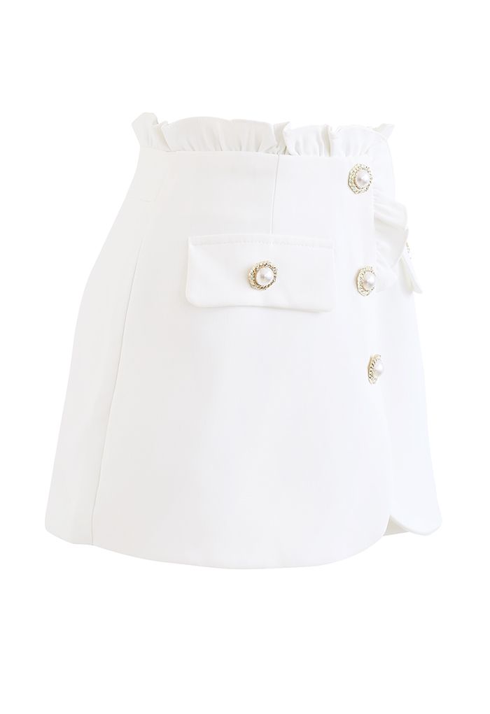 Jupe-short à rabat avec boutons nacrés et bordure à volants en blanc