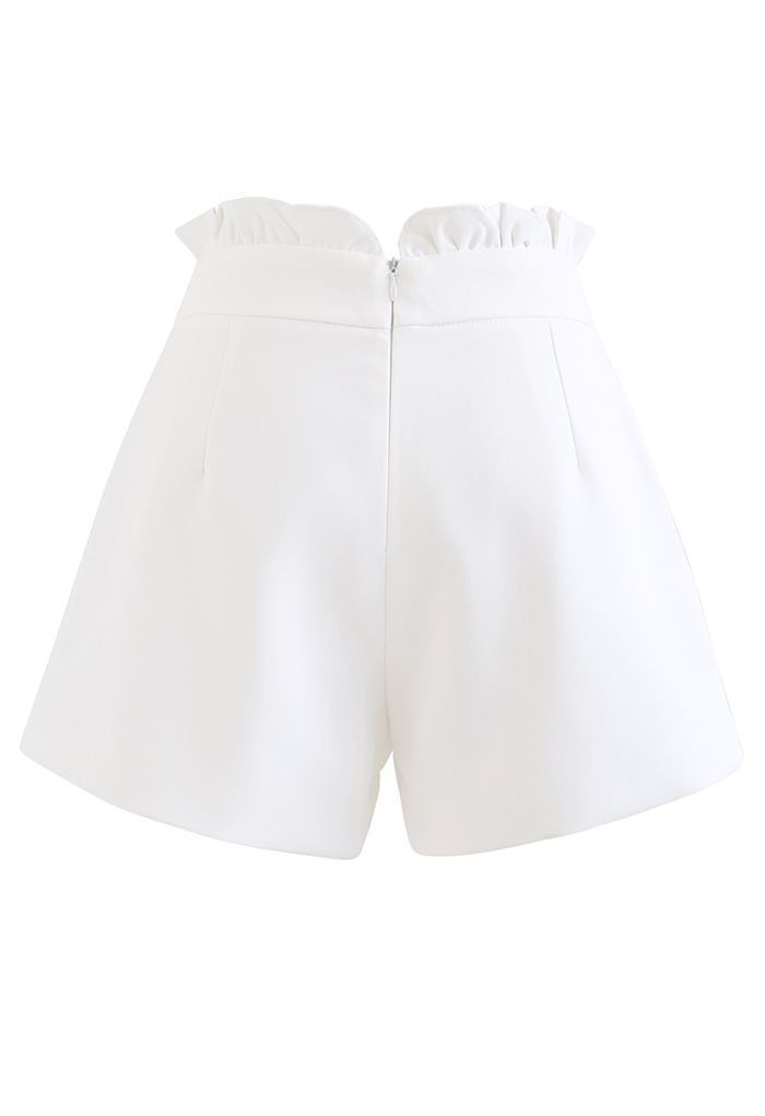 Jupe-short à rabat avec boutons nacrés et bordure à volants en blanc