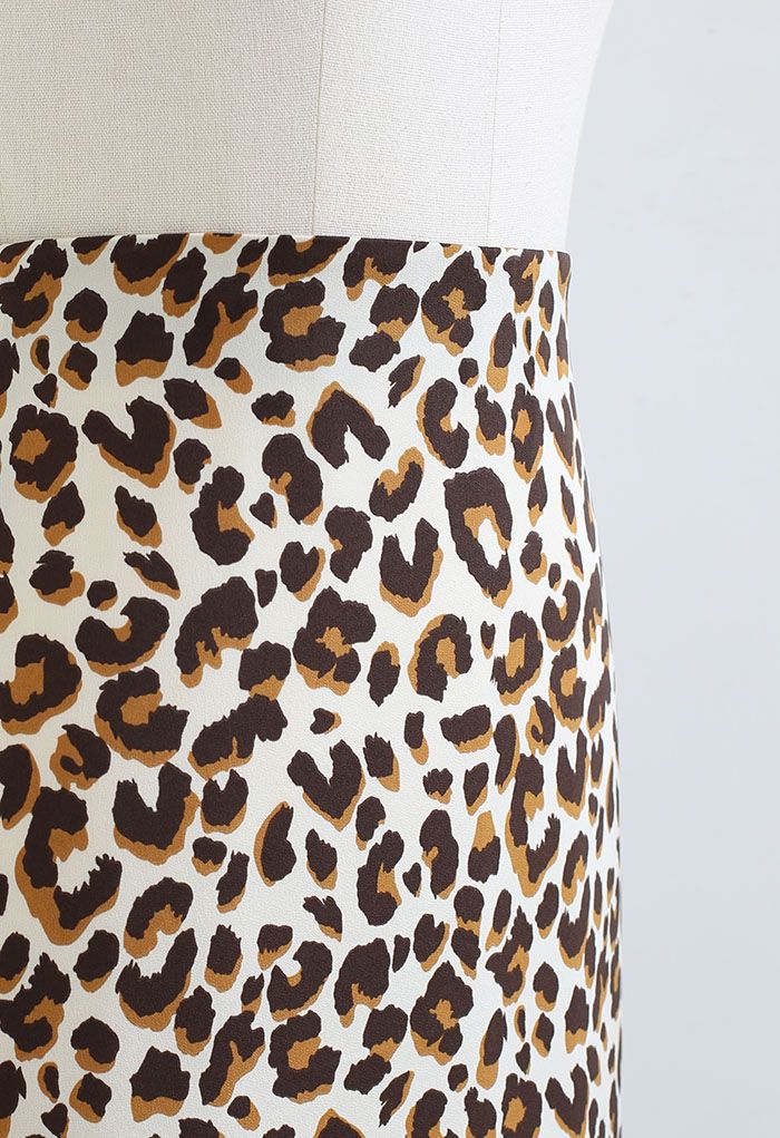 Jupe mi-longue à imprimé léopard africain