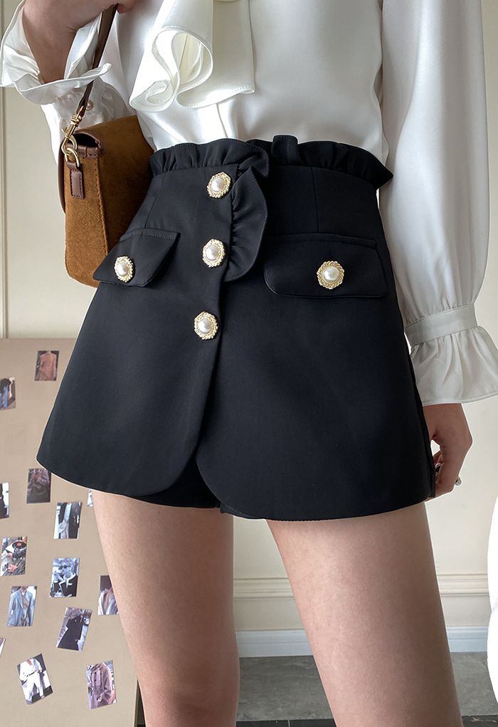 Jupe-short à rabat avec boutons nacrés et bordure à volants en noir