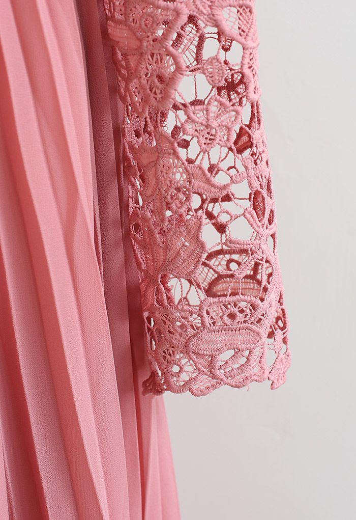 Robe mi-longue plissée en mousseline de soie au Fleur au crochet en rose