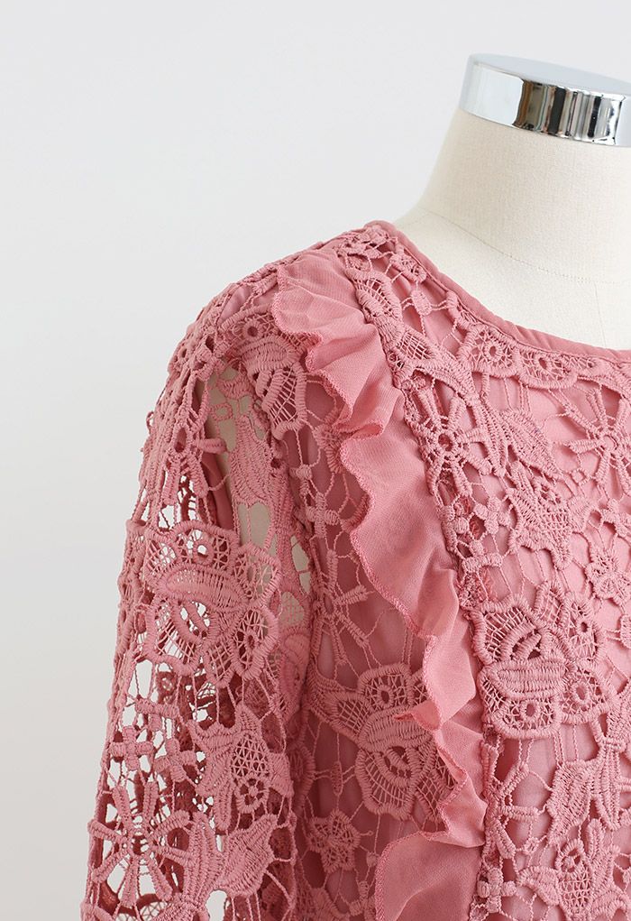 Robe mi-longue plissée en mousseline de soie au Fleur au crochet en rose
