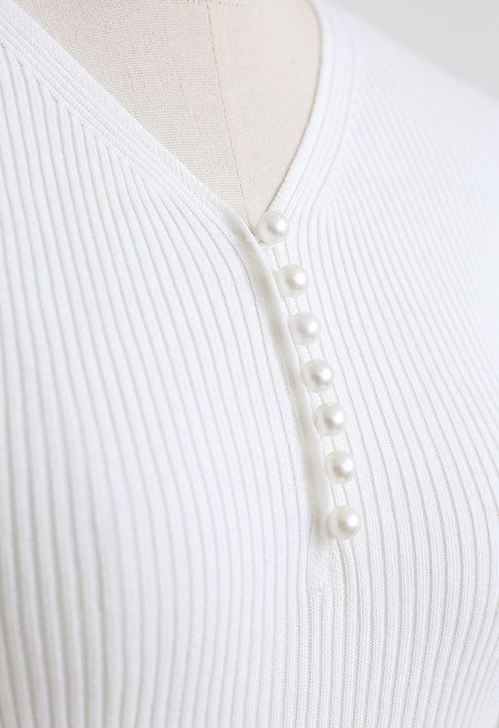 Haut en tricot à manches courtes et boutons nacrés en blanc