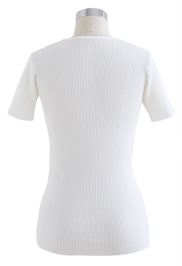 Haut en tricot à manches courtes et boutons nacrés en blanc