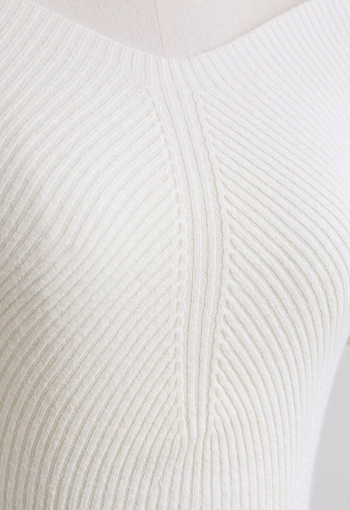 Haut en tricot ajusté à manches courtes et col en V en ivoire