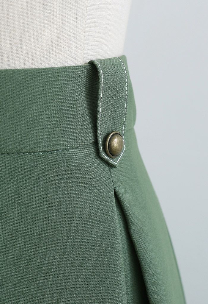Jupe mi-longue évasée plissée à coutures boutonnées en vert armée