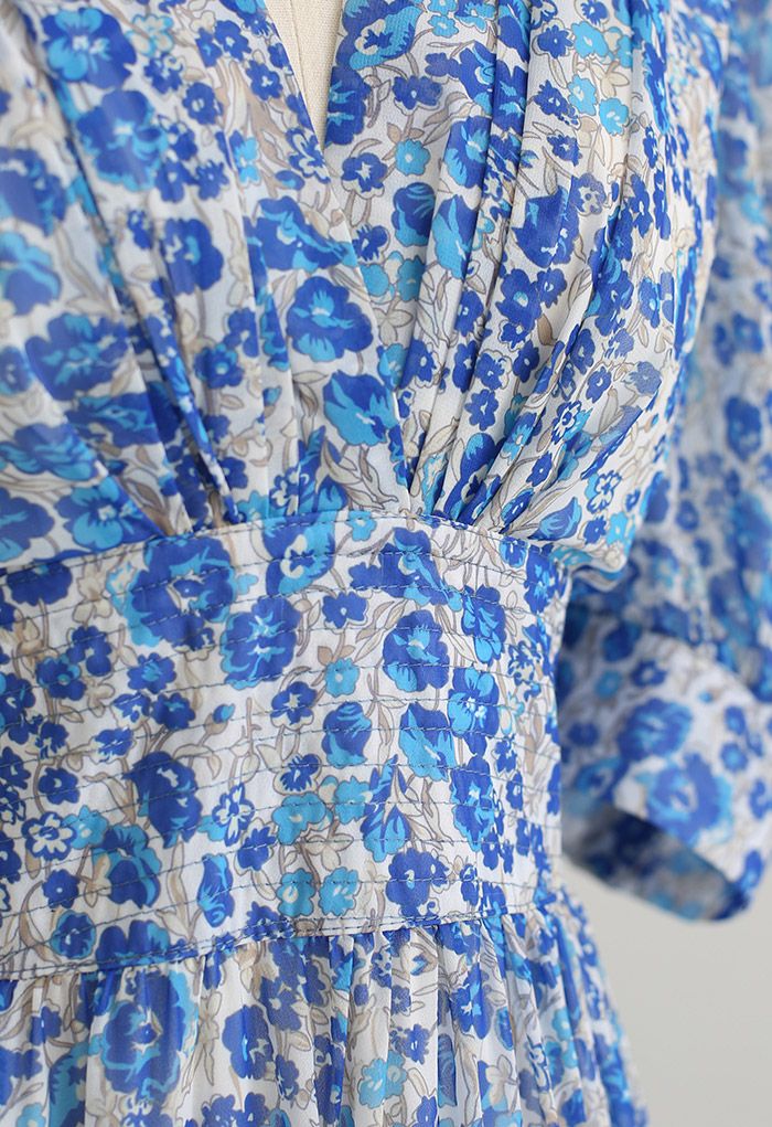 Robe longue à volants et col en V imprimé fleuret en bleu