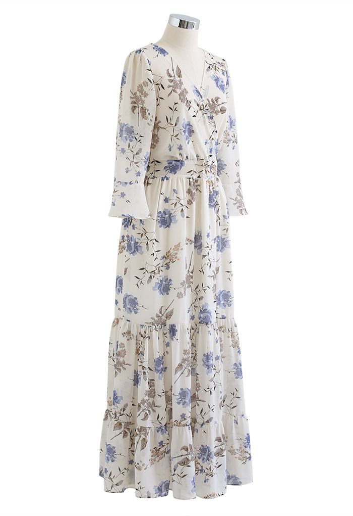 Robe portefeuille en mousseline de soie à fleurs bleues avec poignets à volants