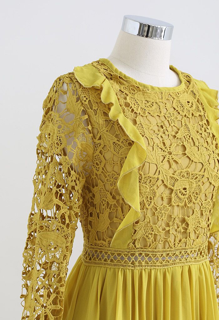 Robe mi-longue plissée épissée en mousseline de soie au Fleur au crochet en jaune