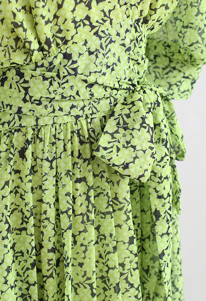 Robe longue portefeuille en mousseline de soie à grille florale en vert
