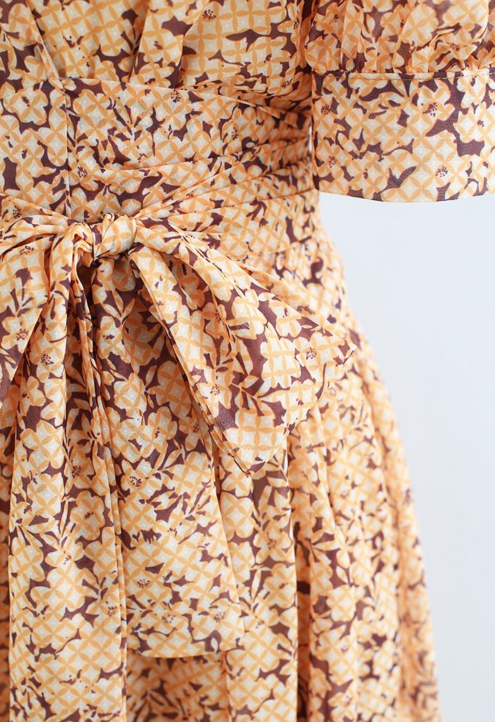 Robe longue portefeuille en mousseline de soie à grille florale en orange