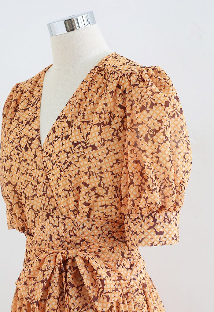 Robe longue portefeuille en mousseline de soie à grille florale en orange