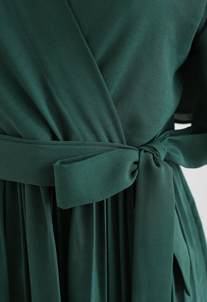 Robe mi-longue plissée à taille nouée effet portefeuille en vert foncé