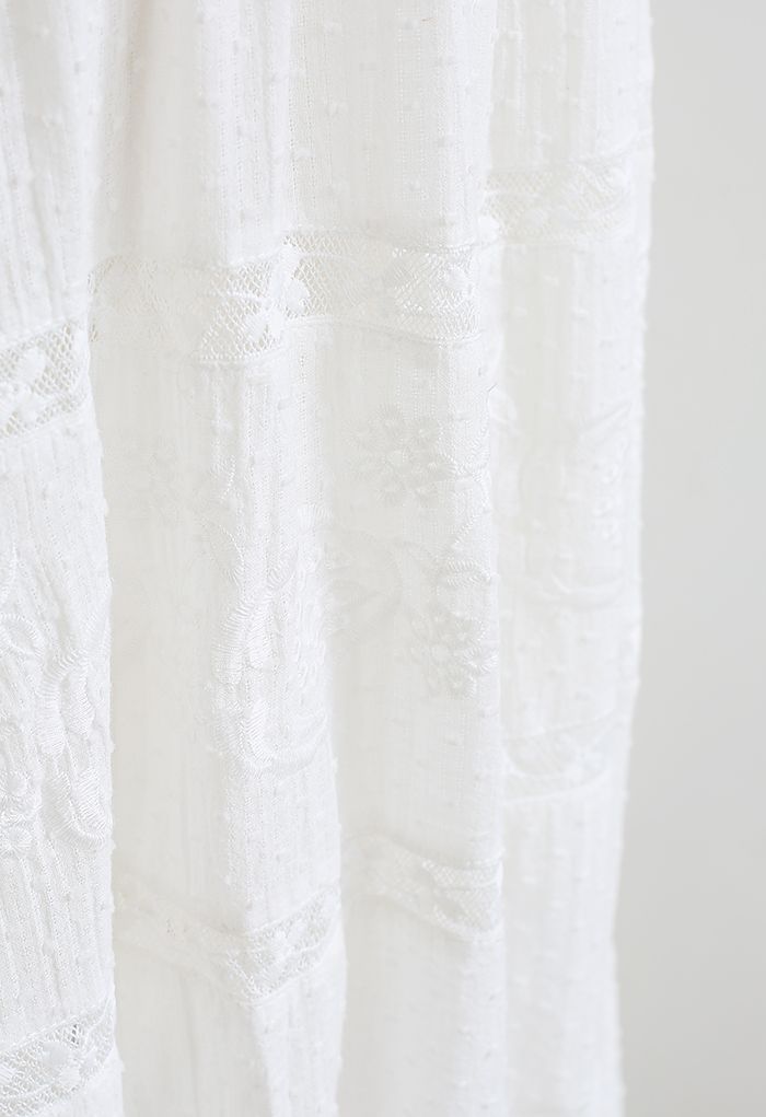 Robe blanche en coton brodé de pois floqués
