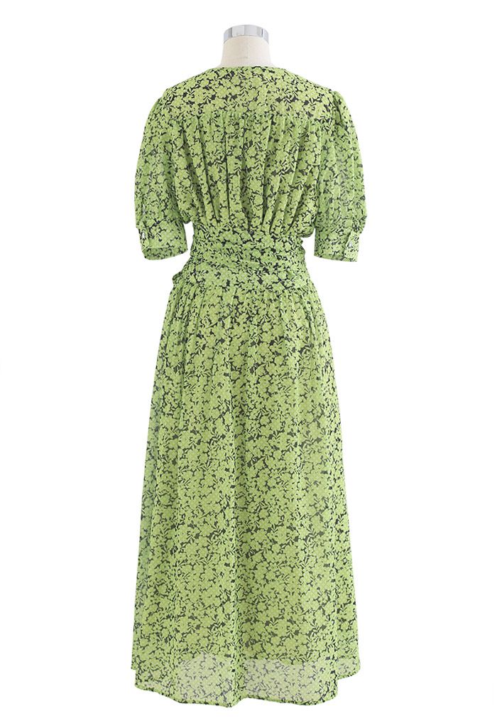 Robe longue portefeuille en mousseline de soie à grille florale en vert