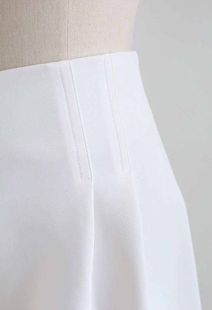 Short plissé à taille cousue en blanc