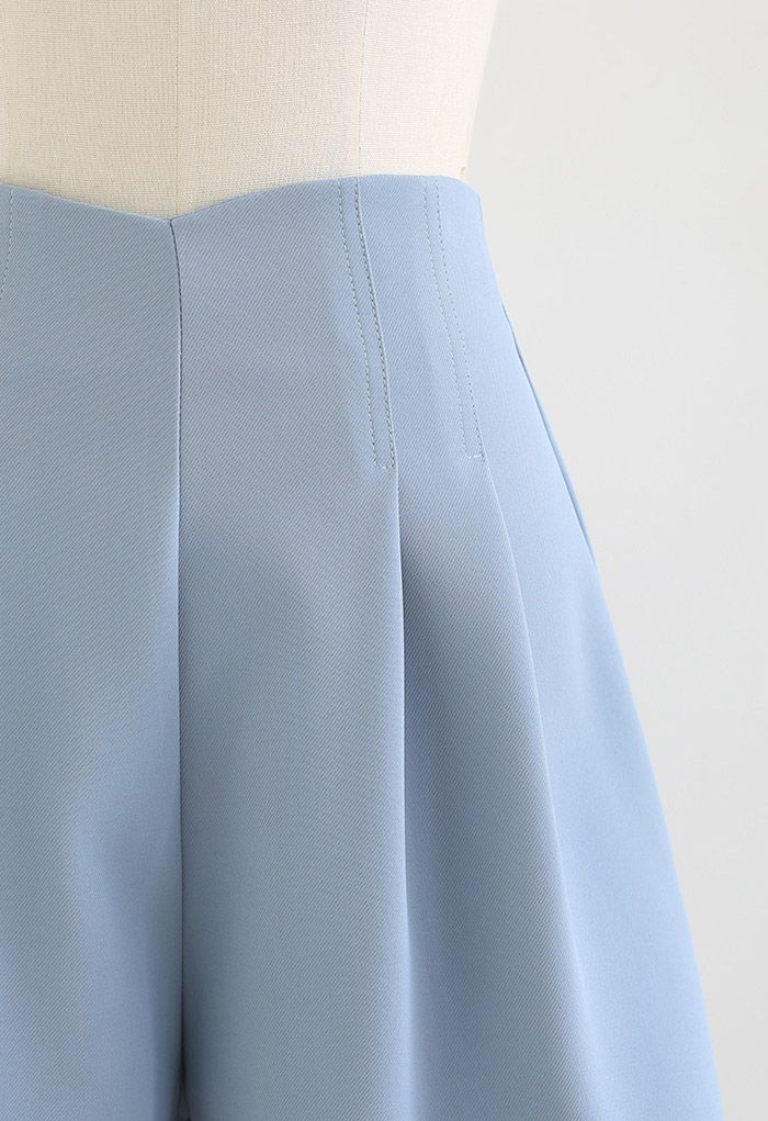 Short plissé à taille cousue en bleu