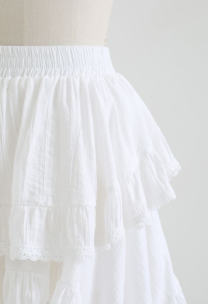 Mini jupe-short asymétrique Lacy Edge en blanc