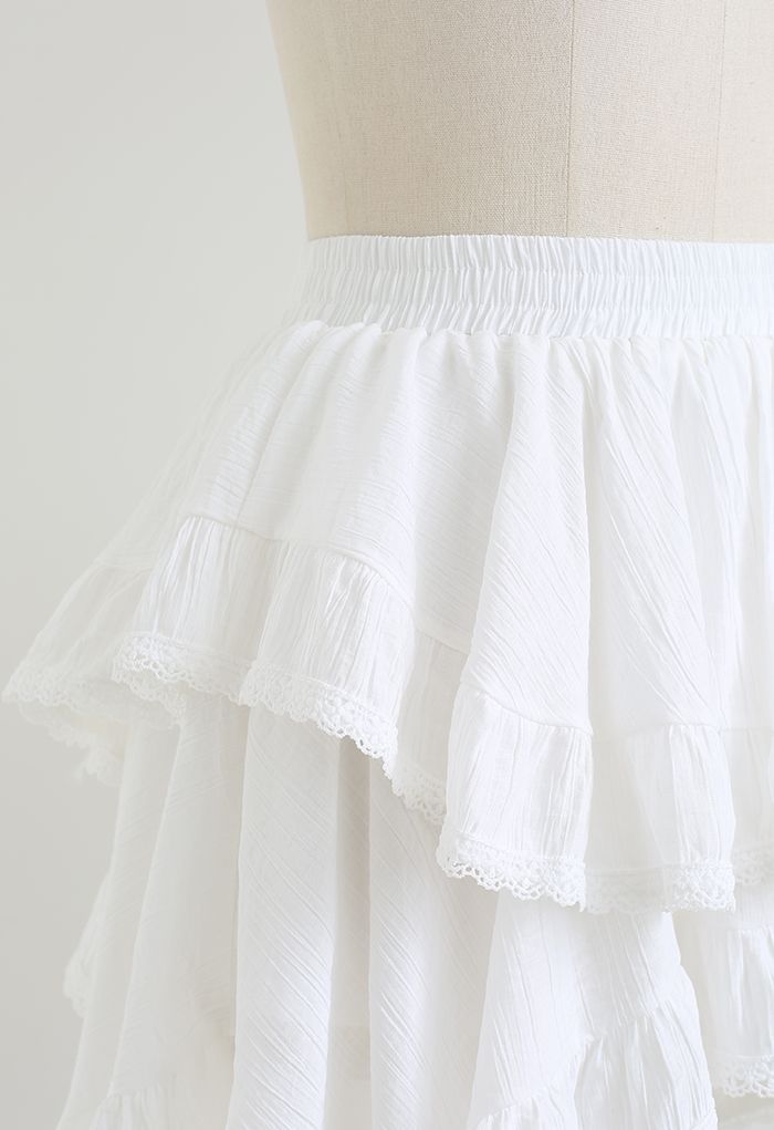 Mini jupe-short asymétrique Lacy Edge en blanc