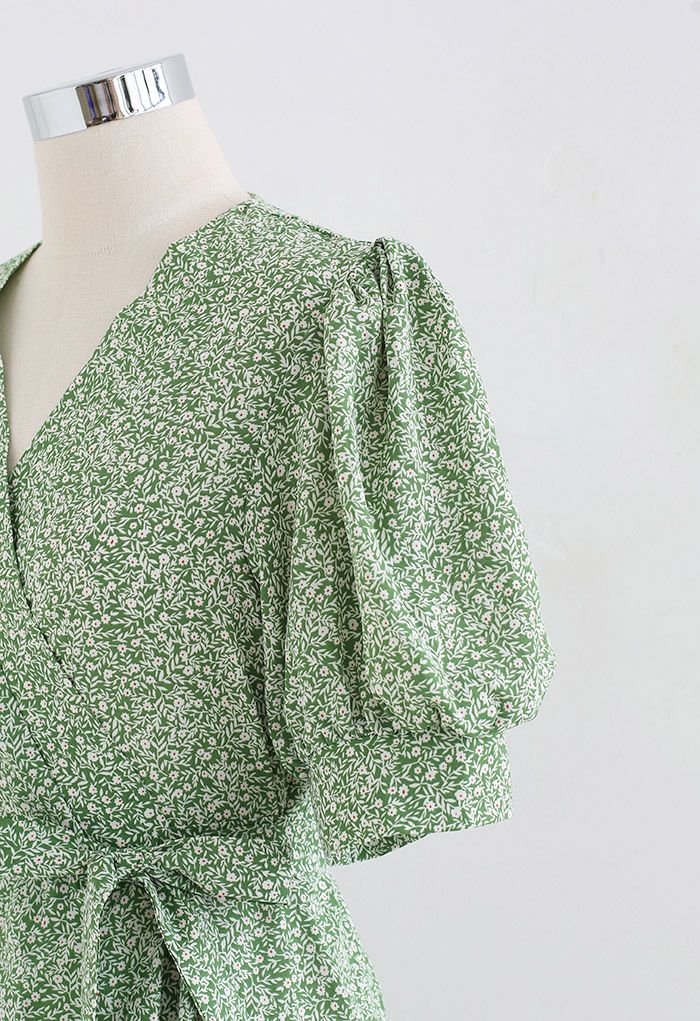Robe cache-cœur asymétrique à volants et petites fleurs en vert