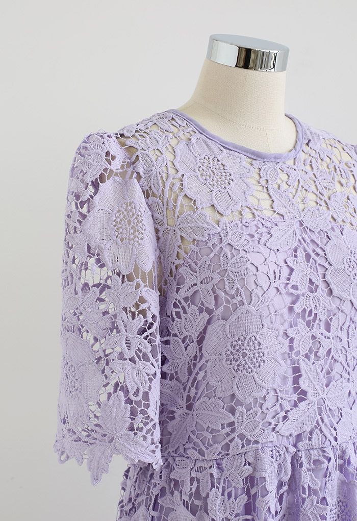 Robe ceinturée au crochet floral Princess Chic en lilas