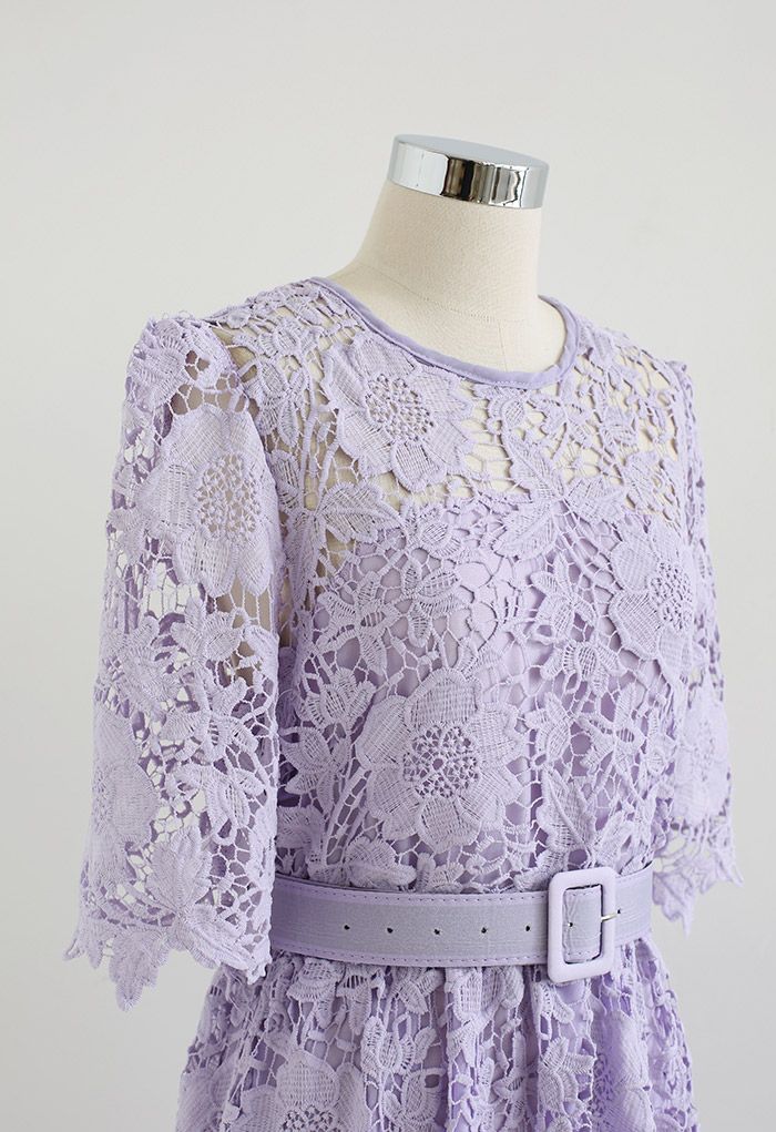 Robe ceinturée au crochet floral Princess Chic en lilas