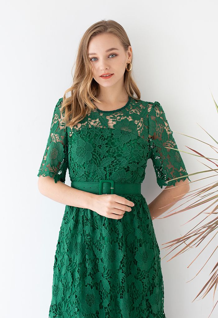 Robe ceinturée au crochet floral princesse chic en vert