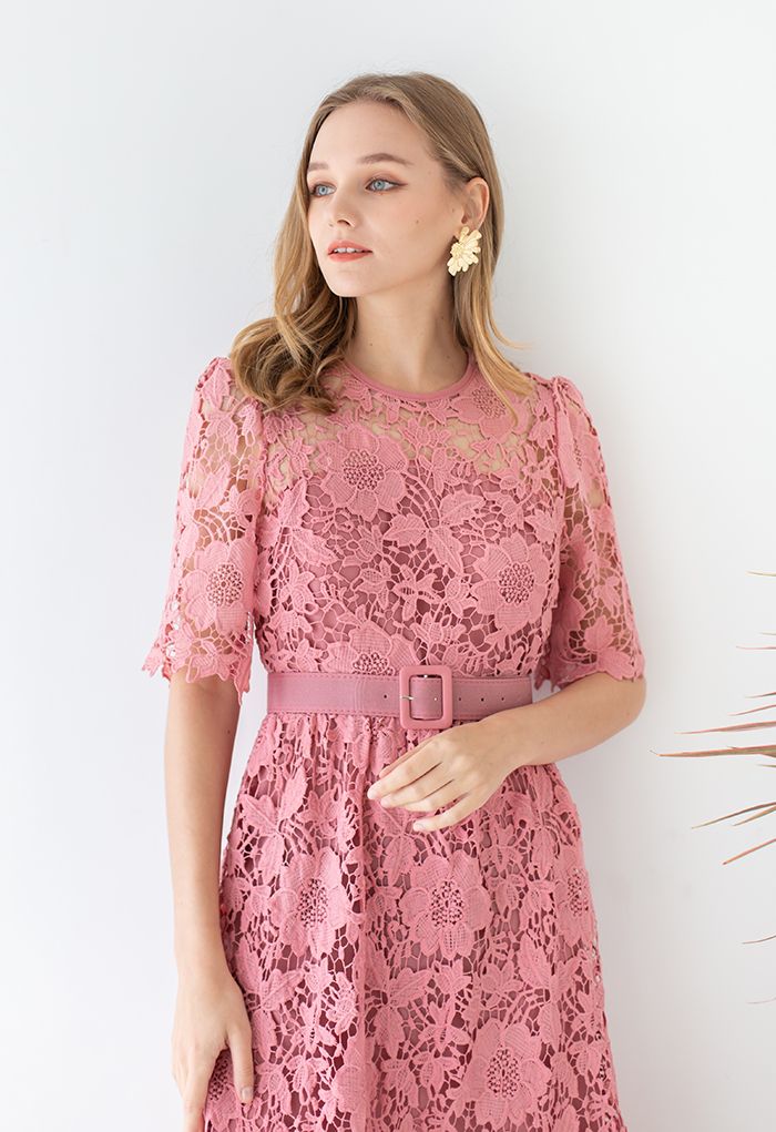 Robe ceinturée au crochet floral princesse chic en rose