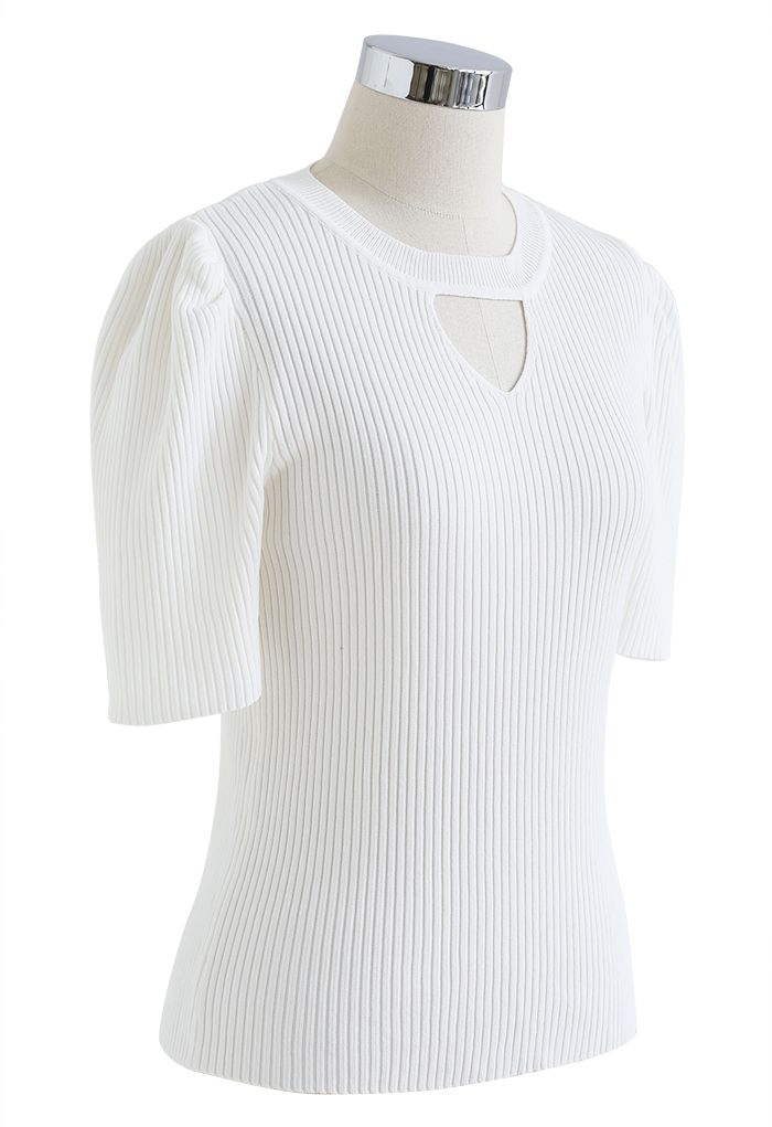 Haut en tricot à manches courtes et découpe triangle en blanc