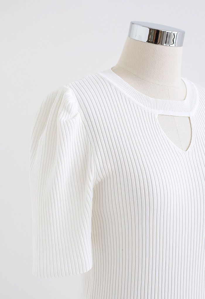 Haut en tricot à manches courtes et découpe triangle en blanc