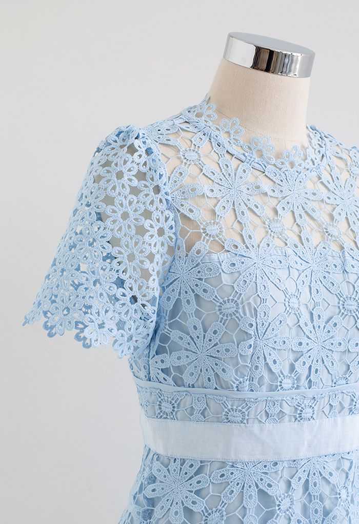 Mini robe sophistiquée en crochet à fleurs en bleu