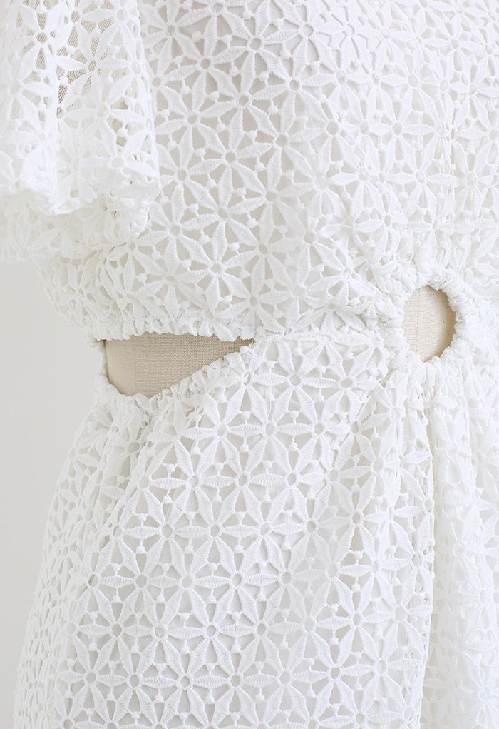 Mini robe à découpes à la taille avec joint torique en blanc