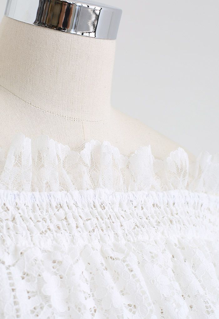 Robe à découpes florales en dentelle à épaules dénudées en blanc