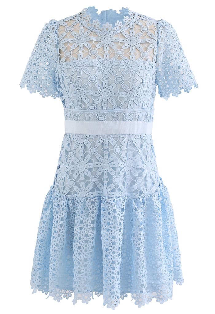 Mini robe sophistiquée en crochet à fleurs en bleu