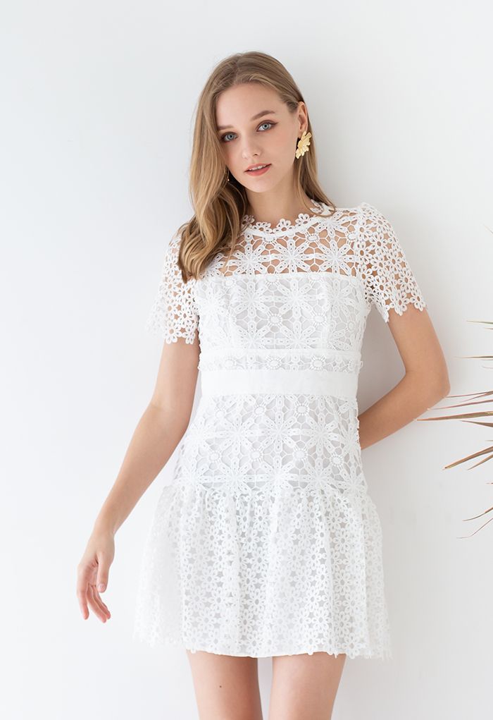 Mini robe sophistiquée en crochet à fleurs en blanc