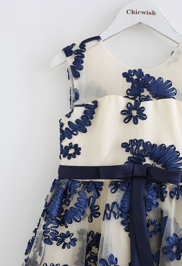 Robe asymétrique en tulle brodé de fleurs en bleu marine pour enfants
