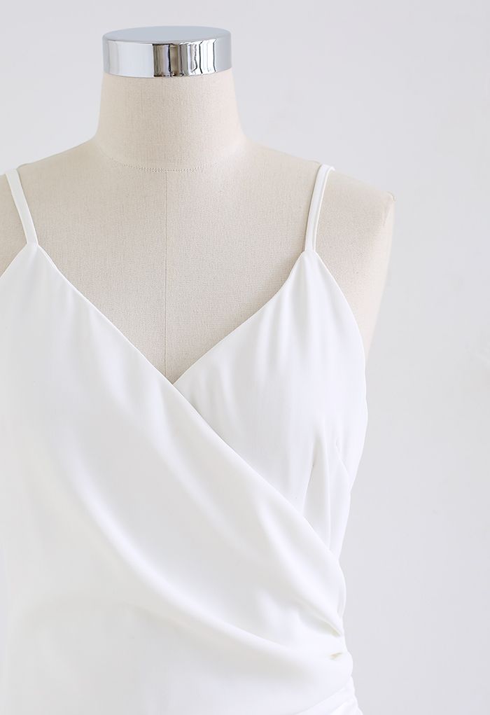 Robe caraco asymétrique froncée à buste enveloppant en blanc