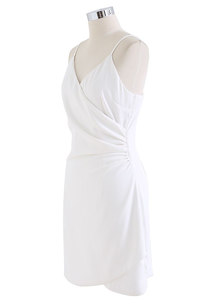 Robe caraco asymétrique froncée à buste enveloppant en blanc