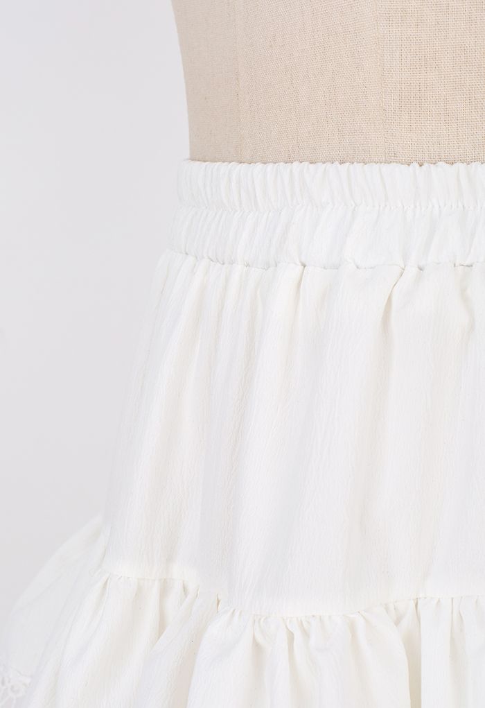 Mini-jupe étagée texturée au crochet en blanc
