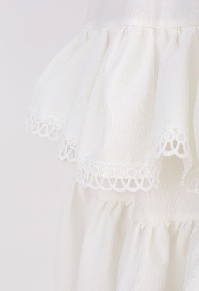 Mini-jupe étagée texturée au crochet en blanc