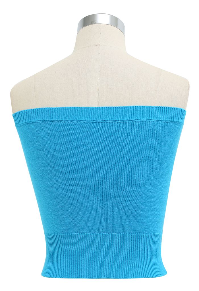 Haut en tricot court sans bretelles boutonné sur le devant en bleu