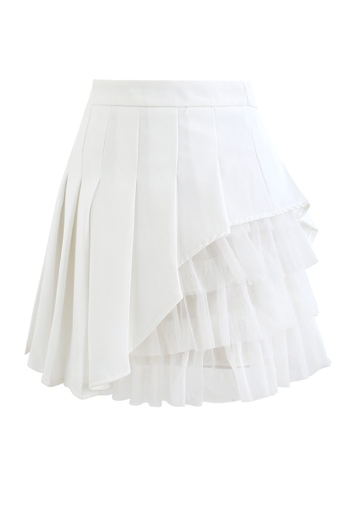 Mini-jupe plissée à empiècements en maille en blanc