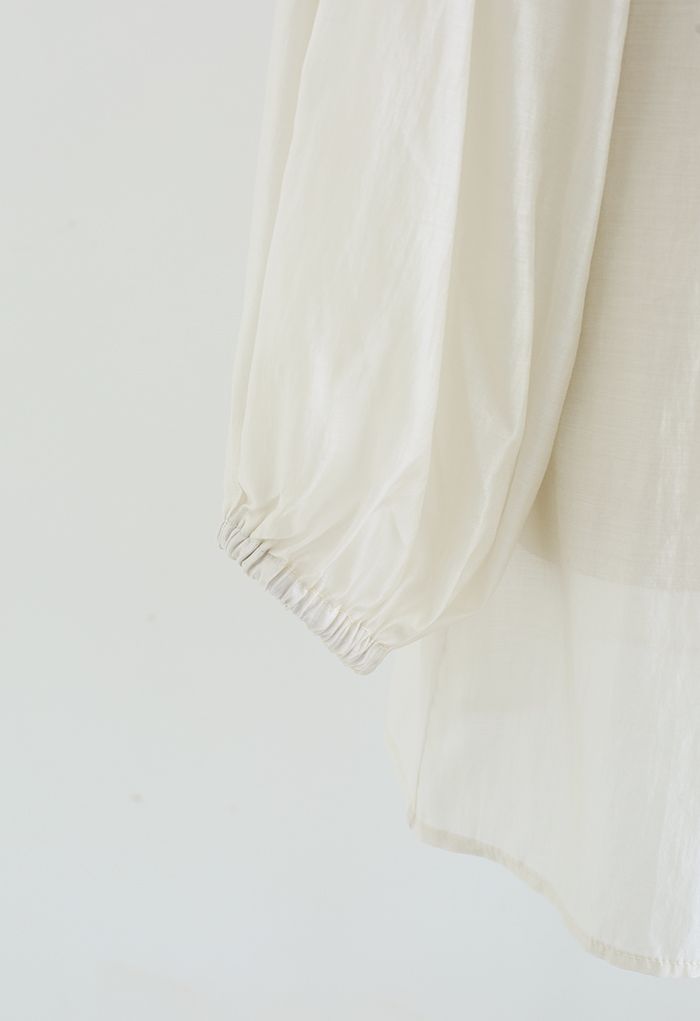 Chemise longue semi-transparente à manches bouffantes en ivoire