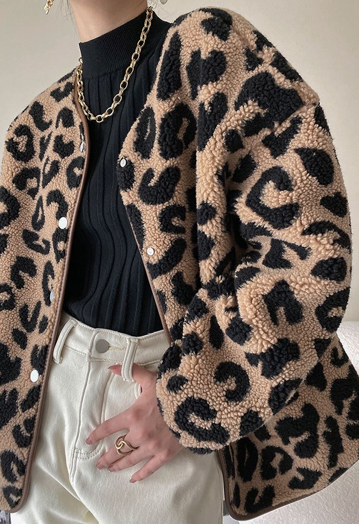 Manteau en daim sans col en fausse fourrure léopard