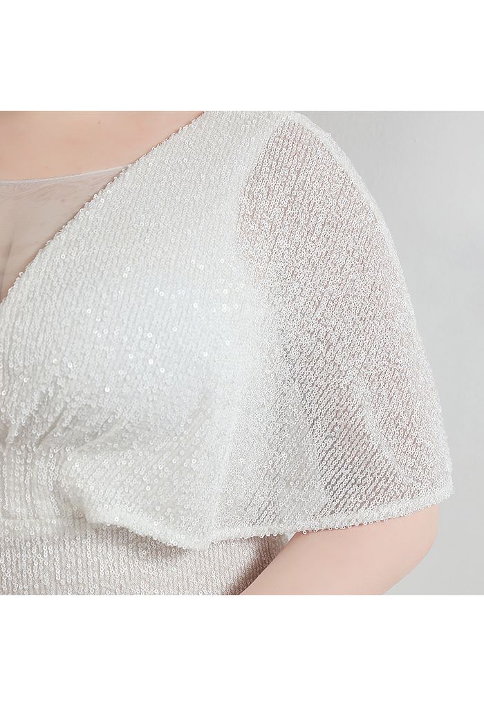 Robe à Paillettes Insérées en Maille à Manches Cape en Blanc