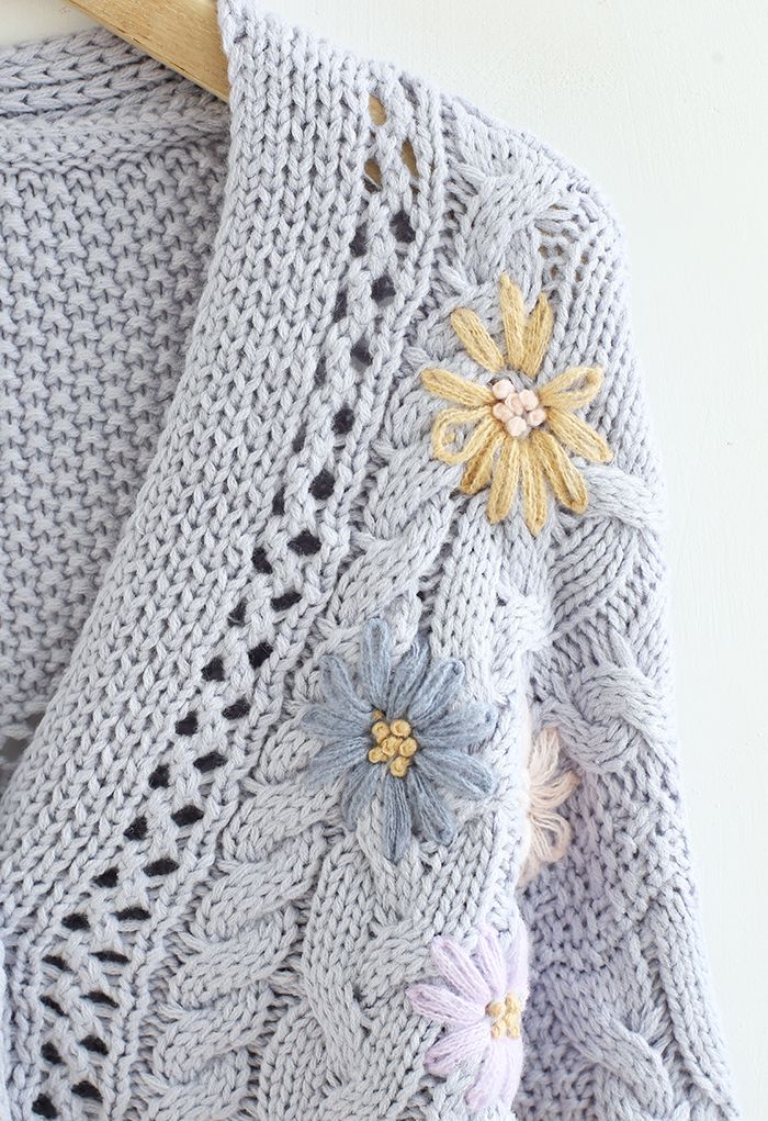Cardigan tricoté à la main tressé à fleurs cousues en bleu clair