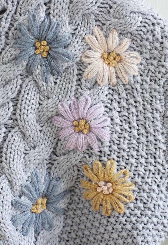 Cardigan tricoté à la main tressé à fleurs cousues en bleu clair