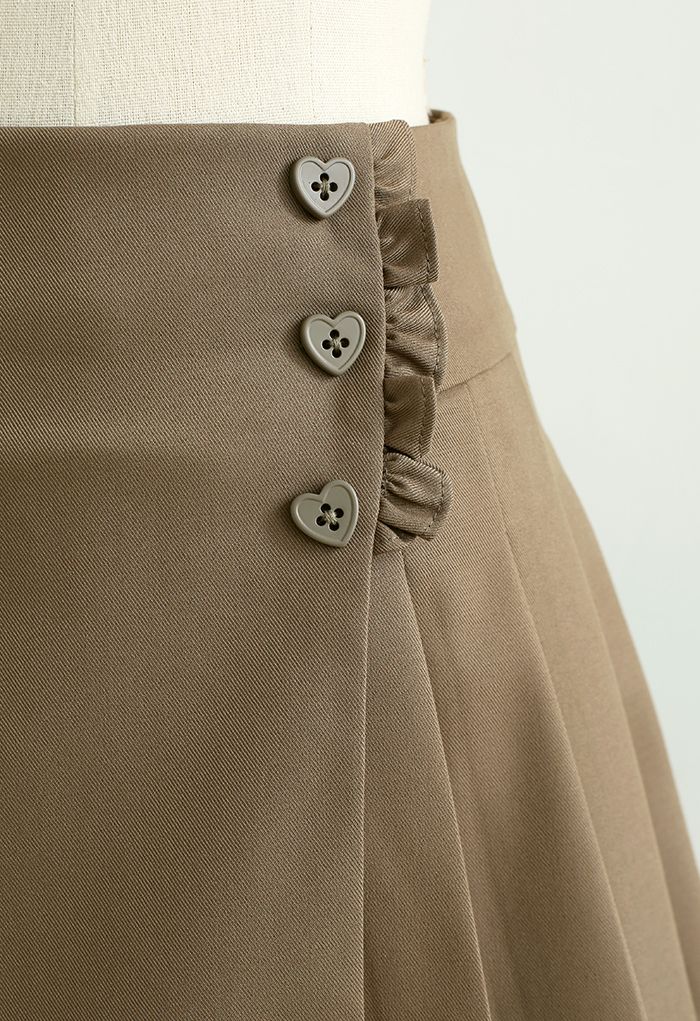 Mini-jupe plissée à boutons en forme de cœur en marron