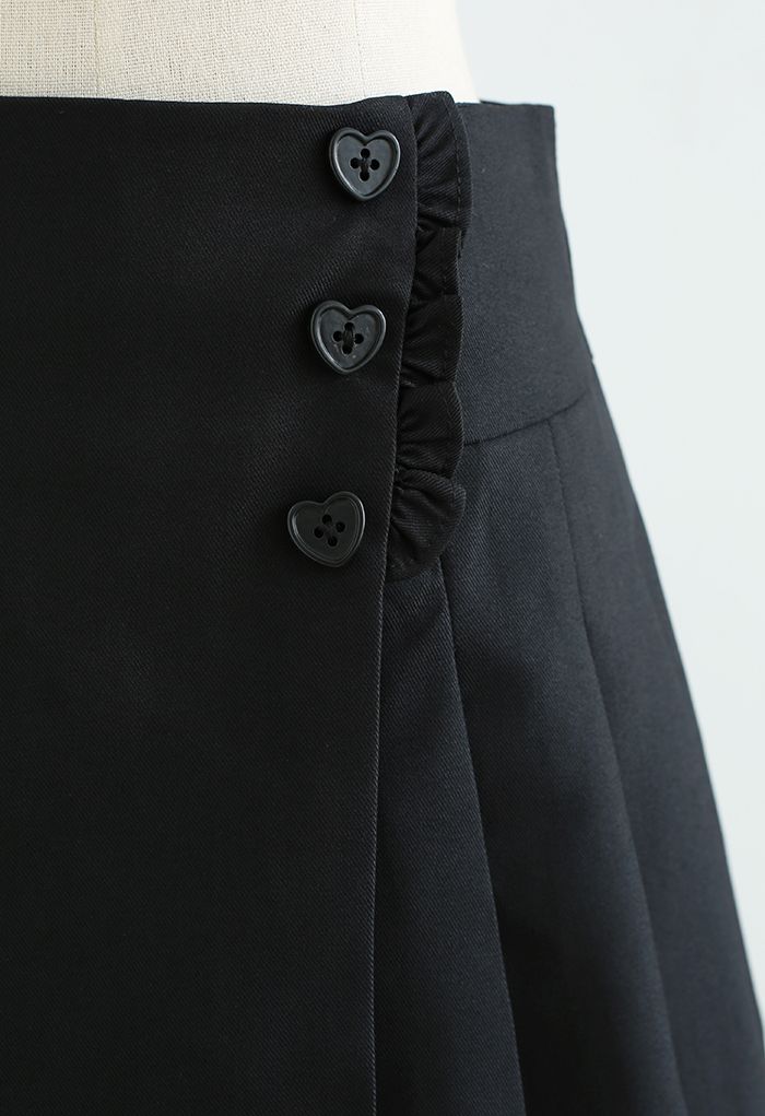 Mini-jupe plissée à boutons en forme de cœur en noir